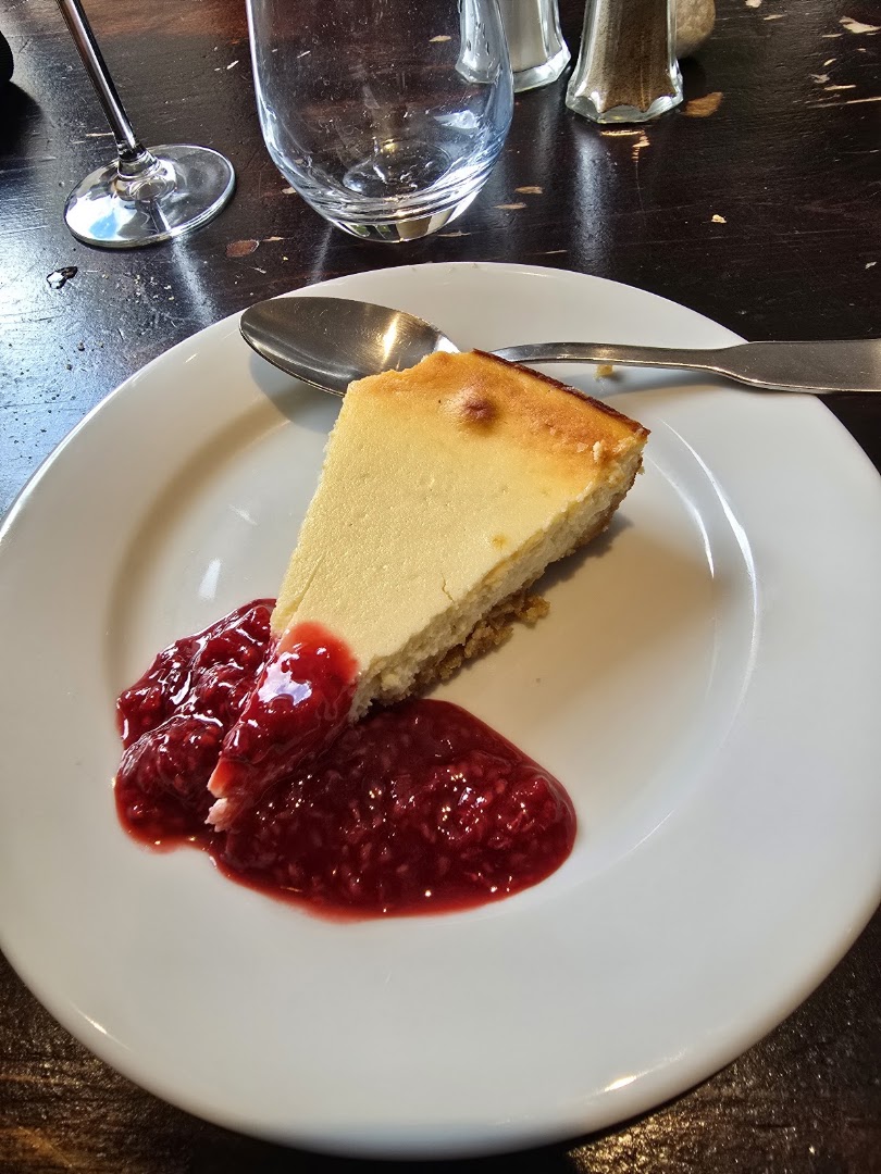 Part de gâteau accompagnée de fruits rouges